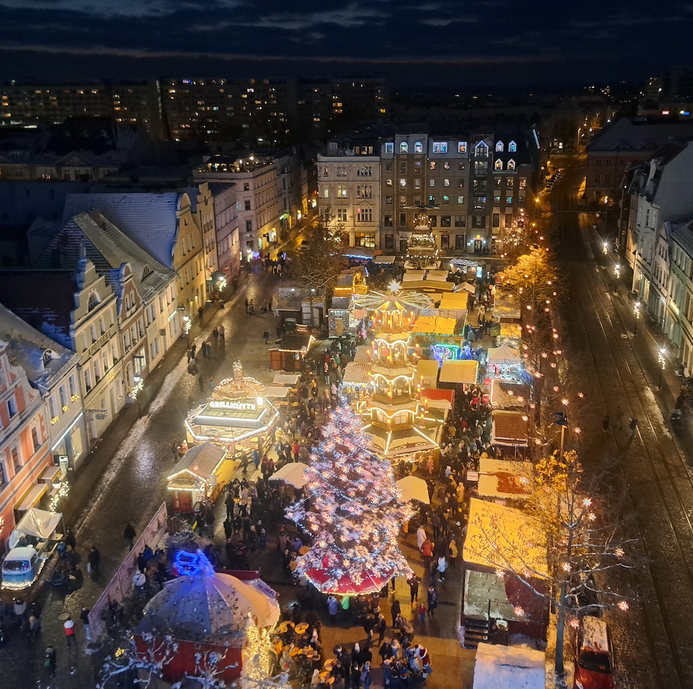 Altmarkt Cottbus mit Weihnachtsmarkt